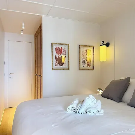 Urban Elite Yourhosthelper *