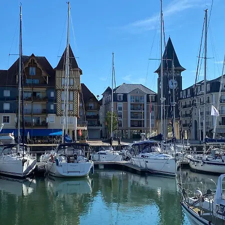 Urban Elite Yourhosthelper