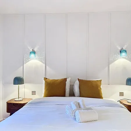 Urban Elite Yourhosthelper *