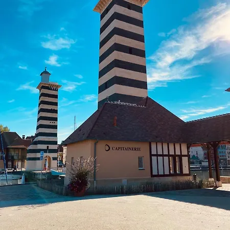 Urban Elite Yourhosthelper Deauville