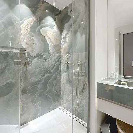 Urban Elite Yourhosthelper *