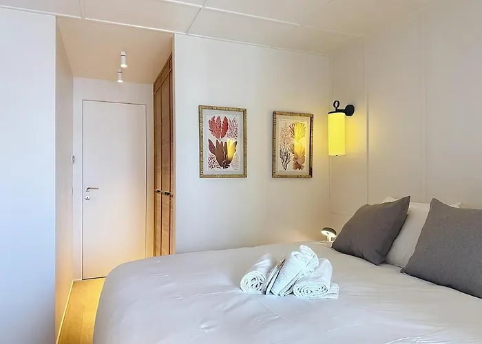 Urban Elite Yourhosthelper *