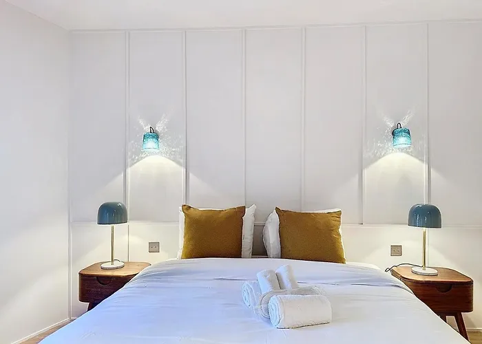 Urban Elite Yourhosthelper *